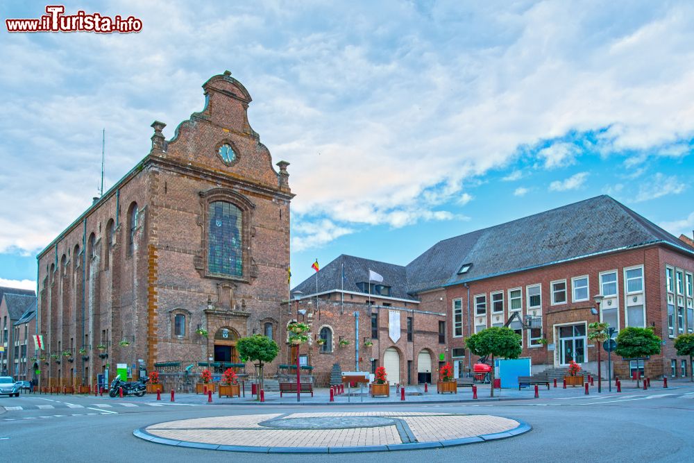 Immagine Il Palazzo Municipale di Wavre in Belgio. Il municipio ottocentesco si trova all'interno della ex chiesa dei carmelitani.