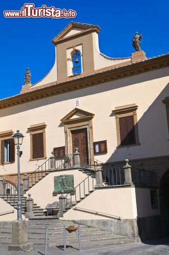 Immagine Il Palazzo Municipale nel centro di Tuscania, provincia di Viterbo, Lazio. Si affaccia su Piazza Basile, tra la chiesa di San Lorenzo e l'ex chiesa di Santa Croce. Vi si accede da una bella sclainata esterna.