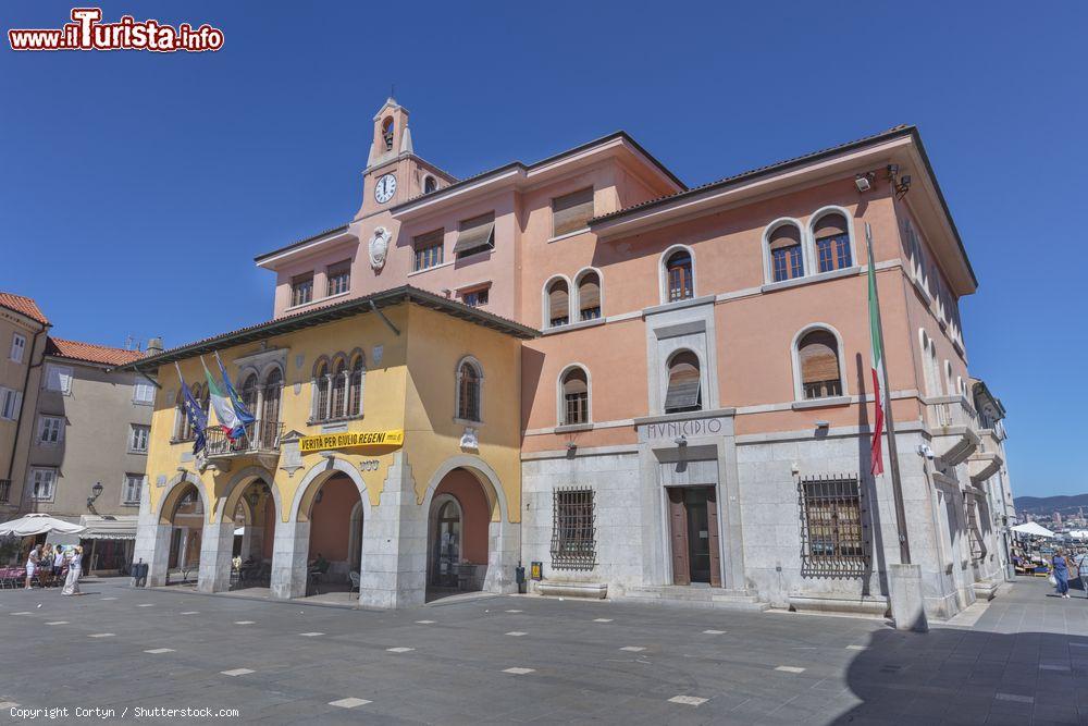 Immagine Il Palazzo Municipale nella piazza principale di Muggia, Friuli Venezia Giulia, in una bella giornata di sole - © Cortyn / Shutterstock.com