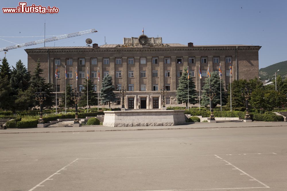 Immagine Il palazzo presidenziale a Step'anakert, Nagorno Karabakh. Questa località è costituita da una comunità urbana di circa 60 mila abitanti (tutti di origine armena) situata fra l'Armenia e l'Azerbaijan.