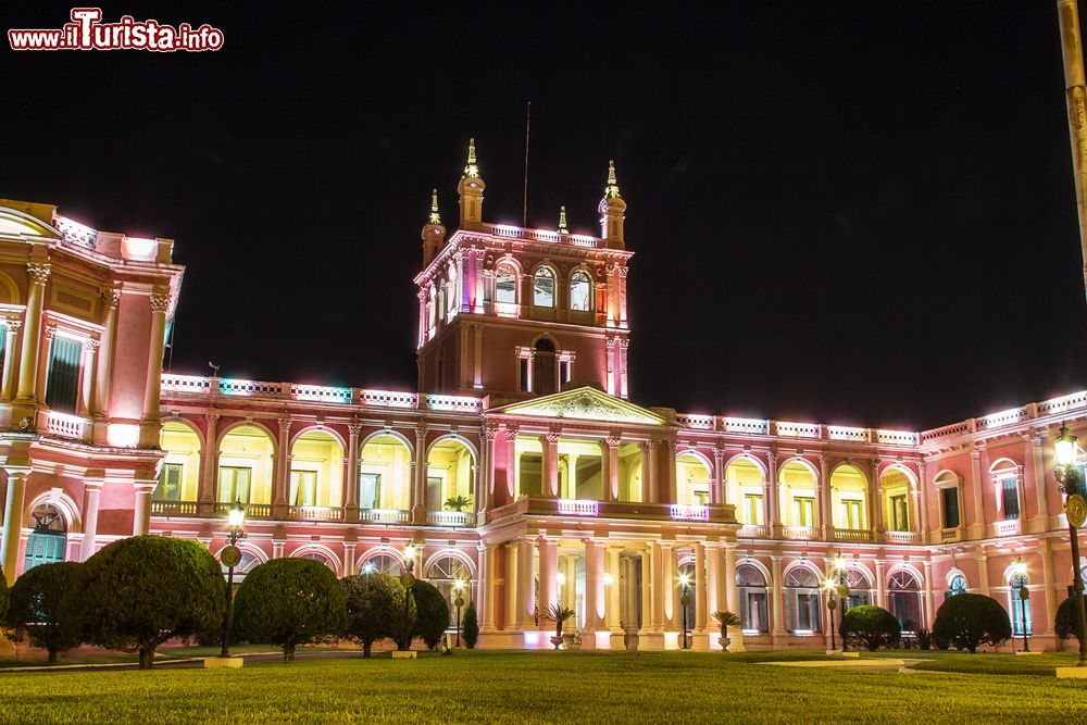 Immagine Il palazzo presidenziale Lopez by night a Asuncion, Paraguay.