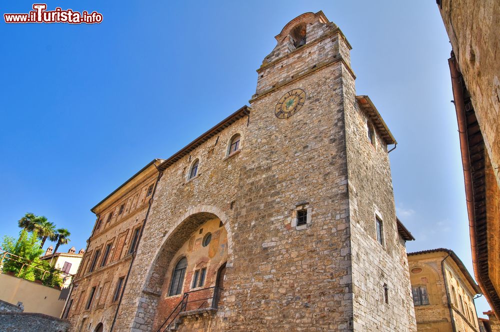 Immagine Il Palazzo Pretorio a San Gemini, Umbria, Italia. Detto anche Palazzo Vecchio o Palazzo del Capitano del Popolo, è il simbolo del comune di San Gemini. Interessante esempio di architettura gotica, l'edificio è ricco di testimonianze pittoriche.