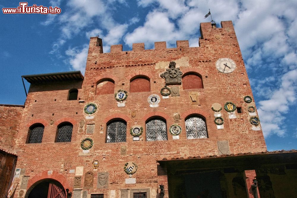 Immagine Il Palazzo Pretorio nel centro del borgo di Certaldo Alto, Toscana, Italia. E' l'edificio più importante del paese medievale nonchè uno dei simboli di Certaldo. Si presenta con una facciata a mattoni sormontata da merli restaurati nel corso del XIX° secolo.