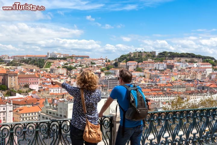 Immagine Il panorama dal miradouro São Pedro de Alcântara, una delle viste più belle e romantiche di Lisbona - foto © Samuel Borges Photography / Shutterstock.com