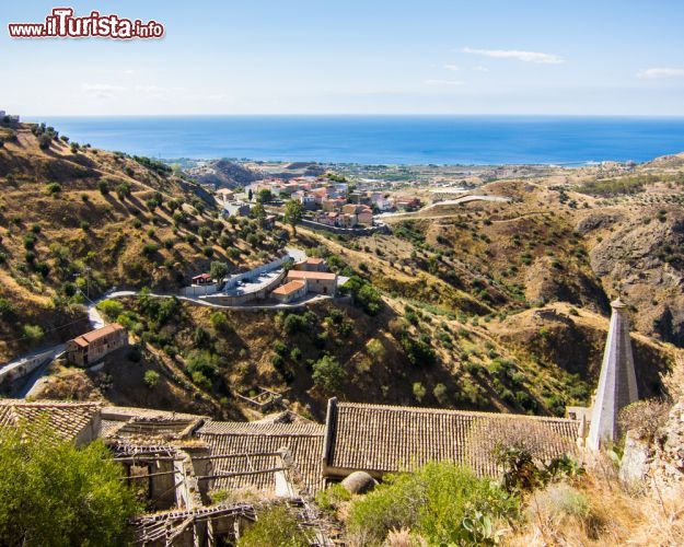 Immagine Il panorama dalla località di Pentedattilo, e il mare Jonico della Calabria. Il borgo si trova a sud di Reggio Calabria, sulla punta meridionale dell'Italia continentale - © QArts / Shutterstock.com