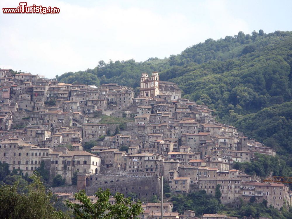 Immagine Il panorama del borgo di Artena nel Lazio, come un presepe di pietra tra le montagne dei monti Lepini - © Ferdinando Chiodo - Wikipedia