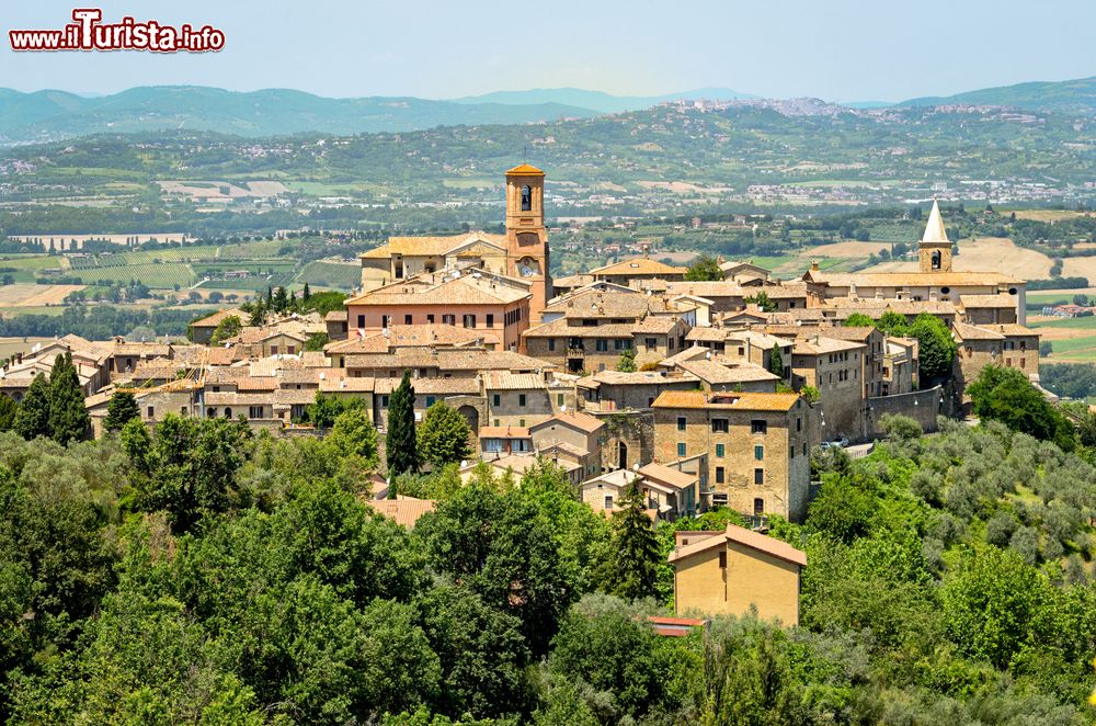 Immagine Il panorama del borgo di Bettona in Umbria