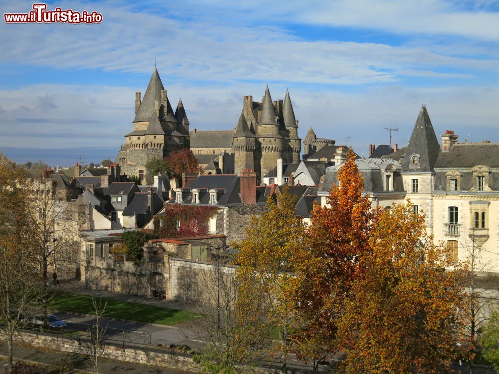 Immagine Il panorama del centro di Vitre con il grande Castello. Siamo in Bretagna, Francia