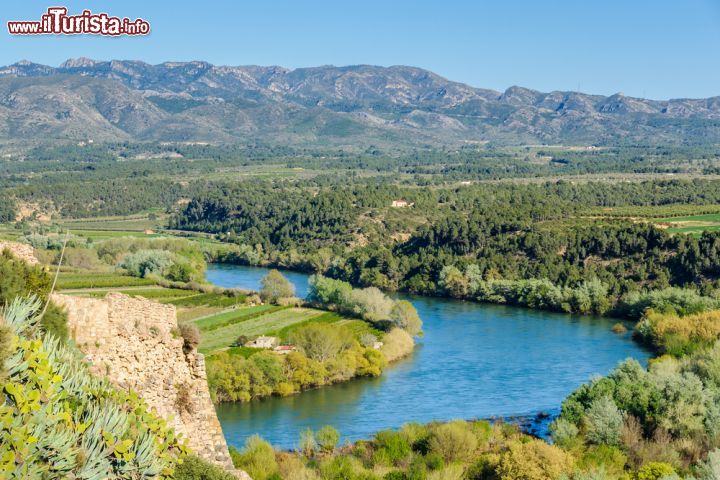 Immagine Il panorama del fiume Ebro come si gode dal Castello di Miravet in Catalogna