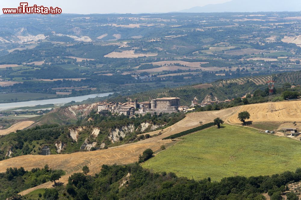 Immagine Il Panorama del fiume Tevere ed il suo lago dal borgo di Alviano in Umbria
