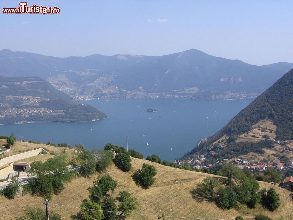 Immagine Il panorama del lago sebino, (Iseo) da Vigolo in Lombardia  - © I, Ago76, CC BY-SA 3.0, Wikipedia