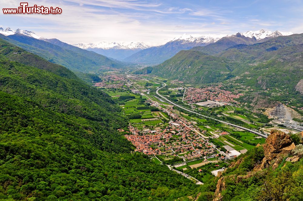 Immagine Il panorama della Val di Susa in Piemonte, fotografato dalla Sacra di San Michele