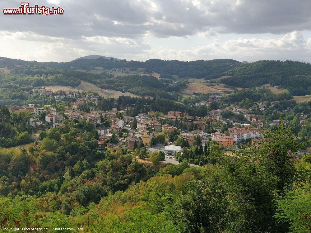 Immagine Il panorama di Casina dal Castello di Sarzano in Emilia-Romagna - © TinoFotografie / Shutterstock.com