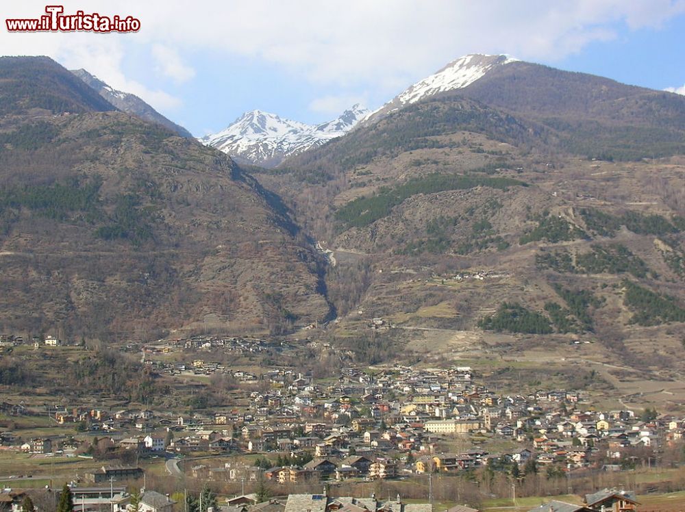 Immagine Il panorama di Pompiod vicino a Jovencan in Valle d'Aosta - © Patafisik - CC BY-SA 3.0, Wikipedia