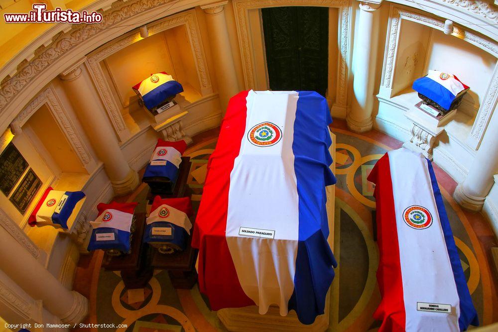 Immagine Il Pantheon degli Eroi di Asuncion, Paraguay. Ispirato all'Hotel des Invalides di Parigi, accoglie al suo interno le reliquie di alcuni importanti personaggi politici e militari del paese - © Don Mammoser / Shutterstock.com