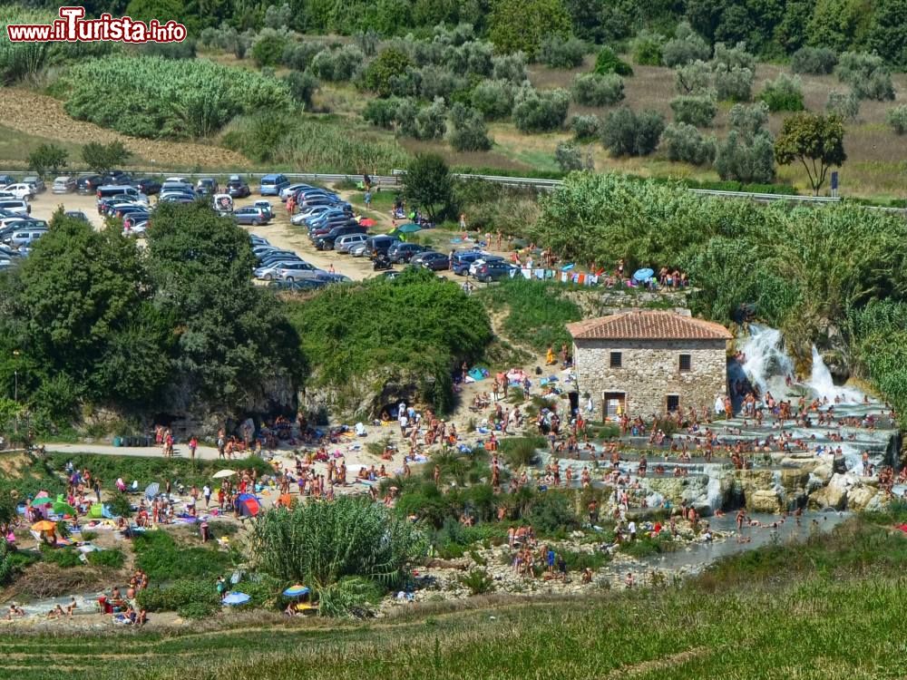 Immagine Il parcheggio delle Terme libere di Saturnia in Toscana, con le Cascate del Gorello affollate di gente in agosto