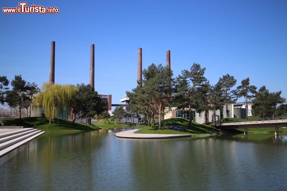 Immagine Il parco che circonda la fabbrica della Volkswagen a Wolfsburg. - © Lasse Hendriks / Shutterstock.com