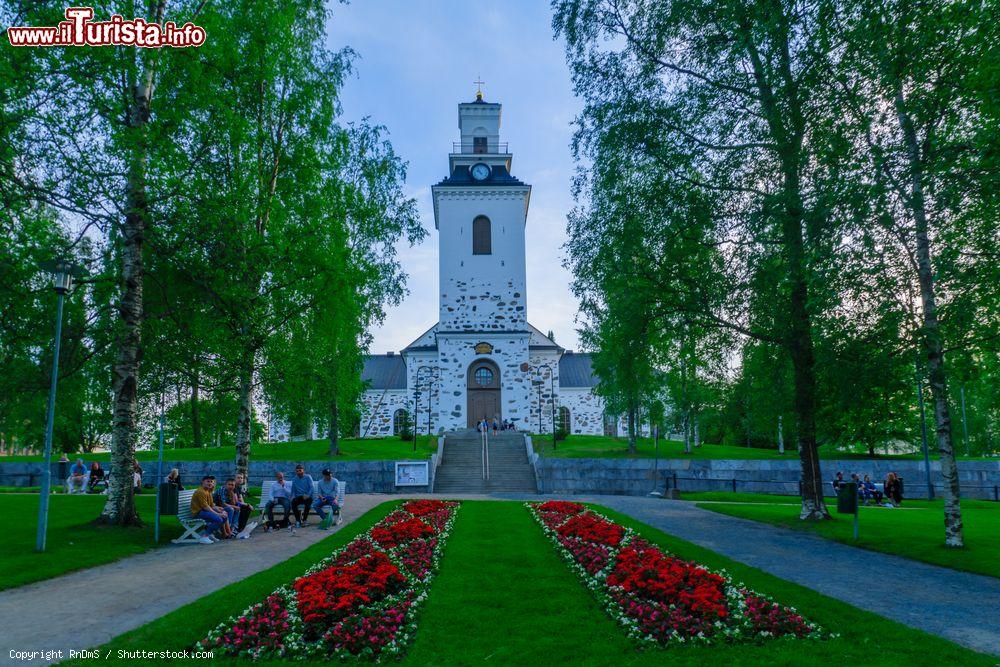 Immagine Il parco Snellmanin Puisto e la cattedrale luterana con visitatori e turisti a Kuopio, Finlandia. - © RnDmS / Shutterstock.com