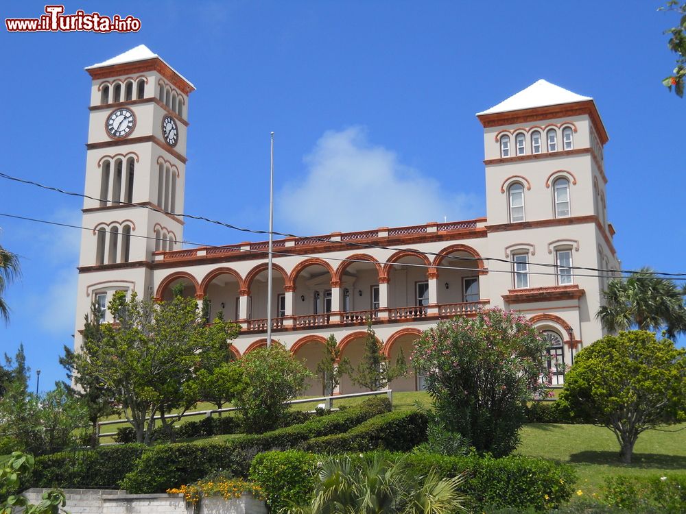 Immagine Il Parlamento con la Torre dell'Orologio a Hamilton, Bermuda. La costruzione di questo palazzo risale al 1817, due anni dopo che la capitale delle Bermuda venne trasferita da St. George a Hamilton. A completare questo bell'esempio di architettura neo classica fu nel 1887 la Torre dell'Orologio, edificata per commemorare il giubileo d'oro della regina Vittoria.