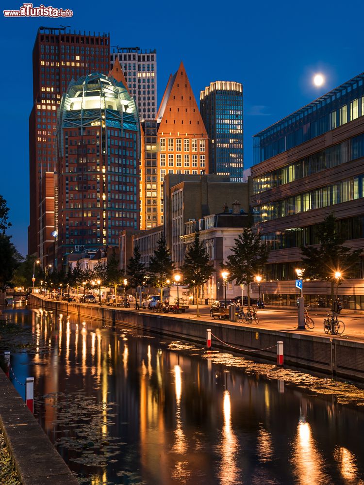 Immagine Il Parlamento olandese by night a L'Aia: il luogo in cui sorge era in origine una duna che sporgeva da una zona acquitrinosa.