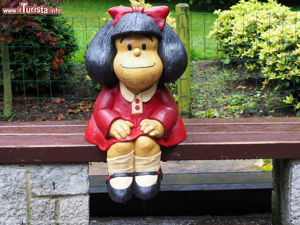 Immagine Il personaggio di Mafalda in una strada di Oviedo, Asturie, Spagna: la statua si trova nel parco cittadino San Francisco ed è l'omaggio al suo creatore "Quino". Mafalda è seduta su una panchina  - © Isa Fernandez Fernandez / Shutterstock.com