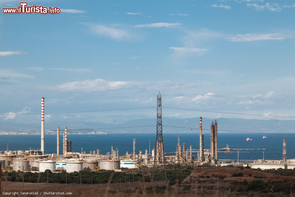 Immagine Il Petrolchimico di Sarros nel golfo di Cagliari in Sardegna - © Sandronize / Shutterstock.com