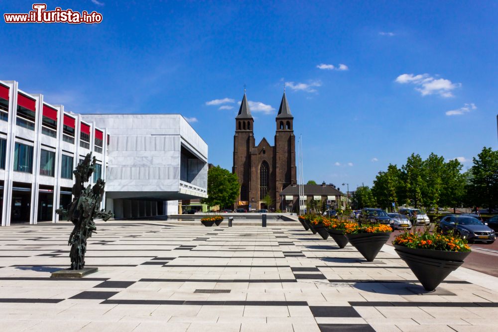 Immagine Il piazzale antistante il Palazzo Municipale di Arnhem, Olanda; sullo sfondo, l'austera chiesa di St. Walburgis.