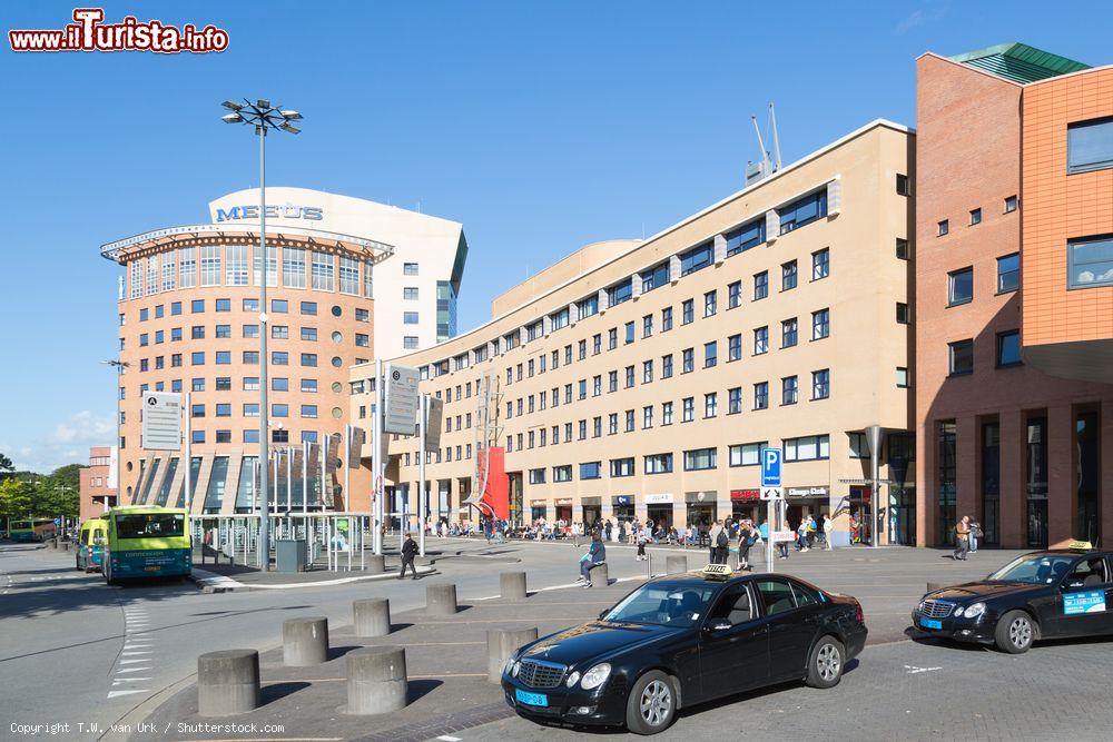 Immagine Il piazzale della stazione di Amersfoort (Olanda) .La stazione si trova circa 500 metri ad ovest del centro storico - © T.W. van Urk / Shutterstock.com