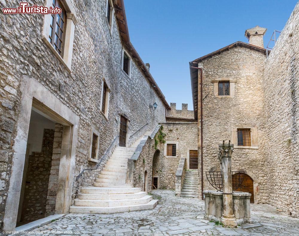 Immagine Il piccolo borgo del Castello Piccolomini a Capestrano in Abruzzo - © Stefano_Valeri / Shutterstock.com