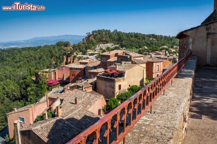 Immagine Il piccolo borgo di Roussillon (Provenza) si trova nel Parco naturale regionale del Luberon. Anticamente sede di attività estrattive dell'ocra, oggi è uno dei villaggi più belli di Francia -  © duchy / Shutterstock.com