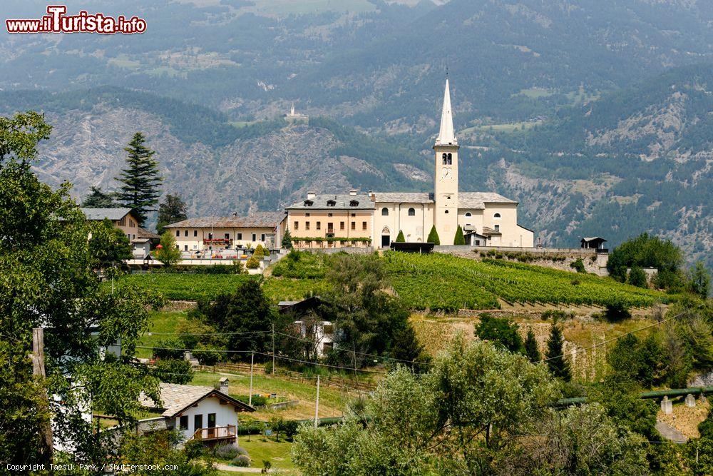 Immagine Il piccolo villaggio di Introd, Valle d'Aosta. Questo paesino agricolo fu feudo dei baroni di Sarriod di cui si conserva un castello del 1260 - © Taesik Park / Shutterstock.com