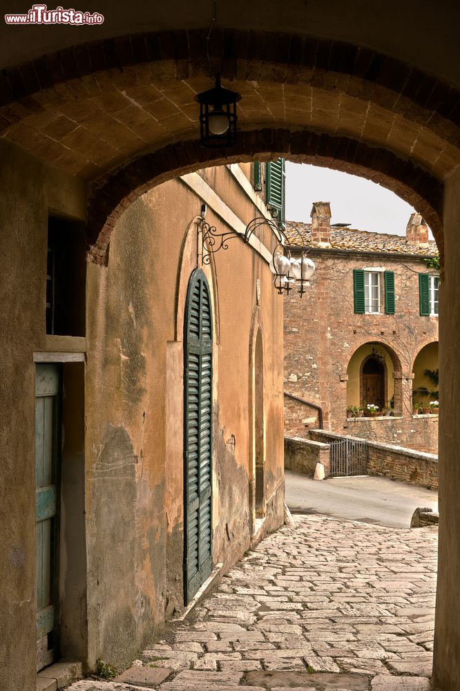 Immagine Il piccolo villaggio di Lucignano d'Asso, Toscana, Italia. Questo borgo della provincia di Siena è composto da due vie, due chiese, una vecchia bottega, una fontana, una manciata di case e il palazzo nobiliare con il giardino. 