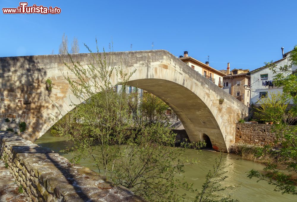 Immagine Il Picudo Bridge nel centro storico di Estella, Navarra, Spagna.