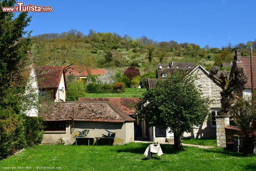 Immagine Il pittoresco borgo francese di Giverny, Normandia, in una giornata di sole - © Pack-Shot / Shutterstock.com