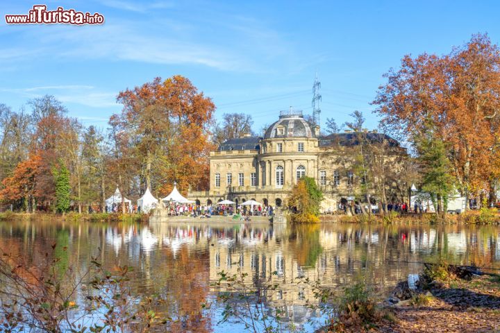 Immagine Il pittoresco castello di Monrepos a Ludwigsburg, Germania. E' un capolavoro barocco con interni in stile impero - © LaMiaFotografia / Shutterstock.com