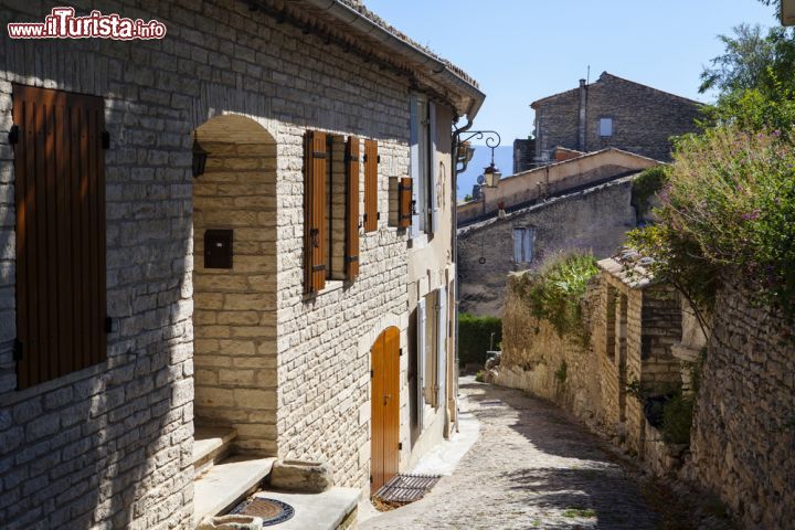 Immagine Il pittoresco centro storico di Gordes, Francia - Una delle tortuose stradine che attraversa il centro del villaggio. Il nome Gordes deriva dalla parola celtica "Vordense" che nel corso del tempo si è evoluta nell'attuale toponimo © Magdanatka / Shutterstock.com