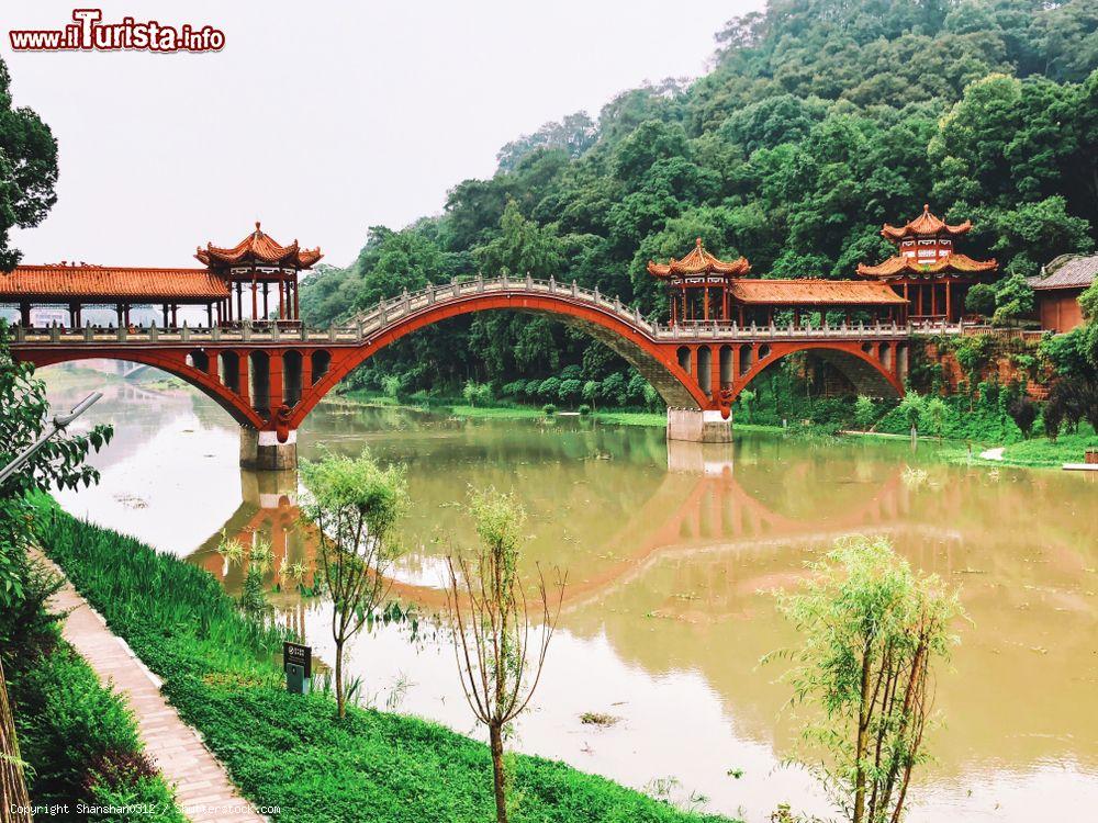 Immagine Il pittoresco ponte Haoshang nei pressi di Leshan, Cina. Costruito a tre campate e dipinto di rosso, è uno dei più bei ponti di tutto il paese - © Shanshan0312 / Shutterstock.com