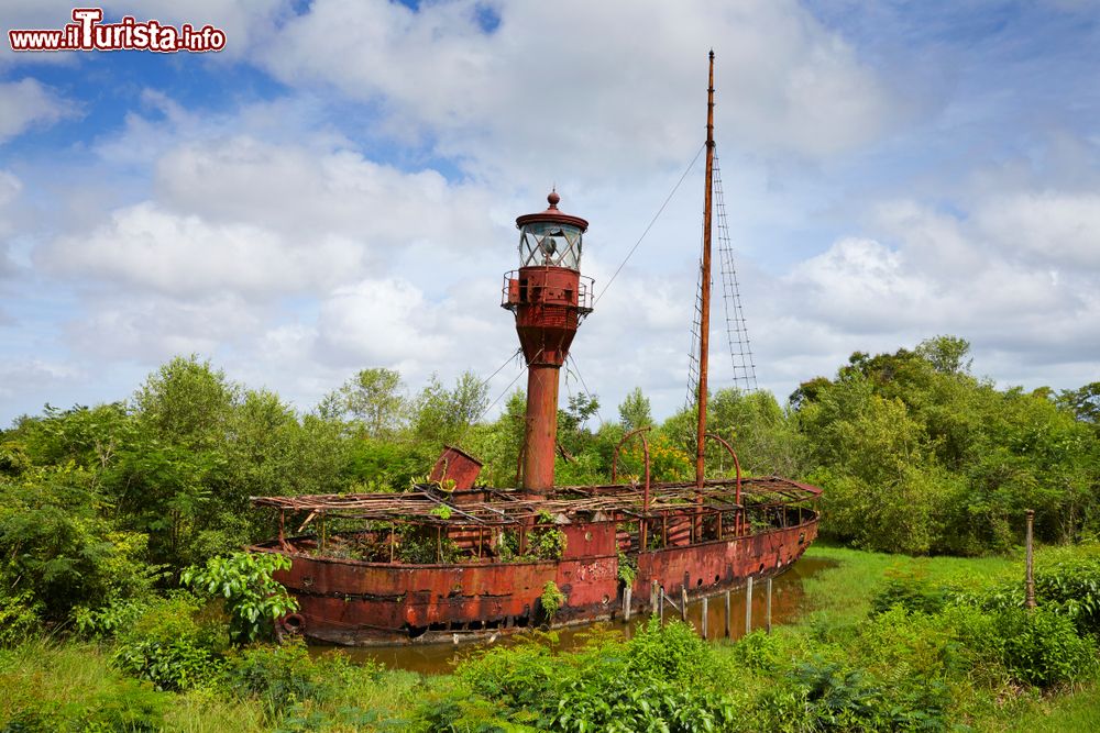 Immagine Il più antico faro del mondo nei pressi di Paramaribo (Suriname). La sua costruzione risale al 1734. Sorge sulla riva del fiume dove si incontrano il Commewijne e  il Suriname River.