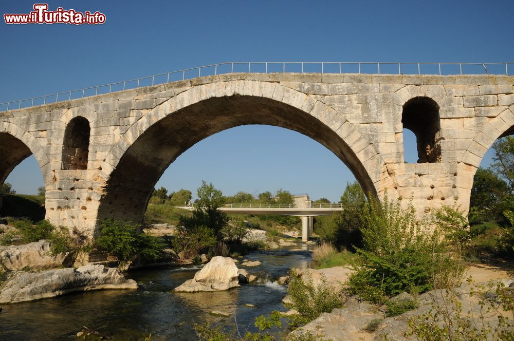 Immagine Il Pont Julien, il ponte romano di Bonnieux in Provenza: è lungo 118 metri e si trova nel Parco Naturale Regionale del Luberon