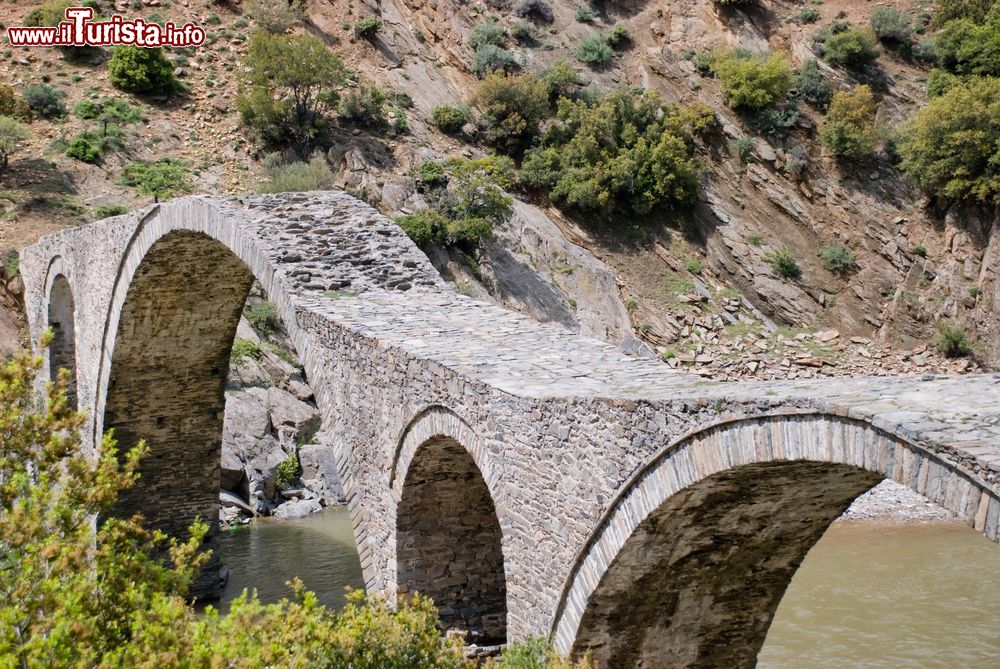 Immagine Il ponte bizantino a Iasmos, Tracia, Grecia. E' il più grande ponte in pietra della Tracia: si trova fra i villaggi di Iasmos e di Polianthos sul fiume Kompsatos.