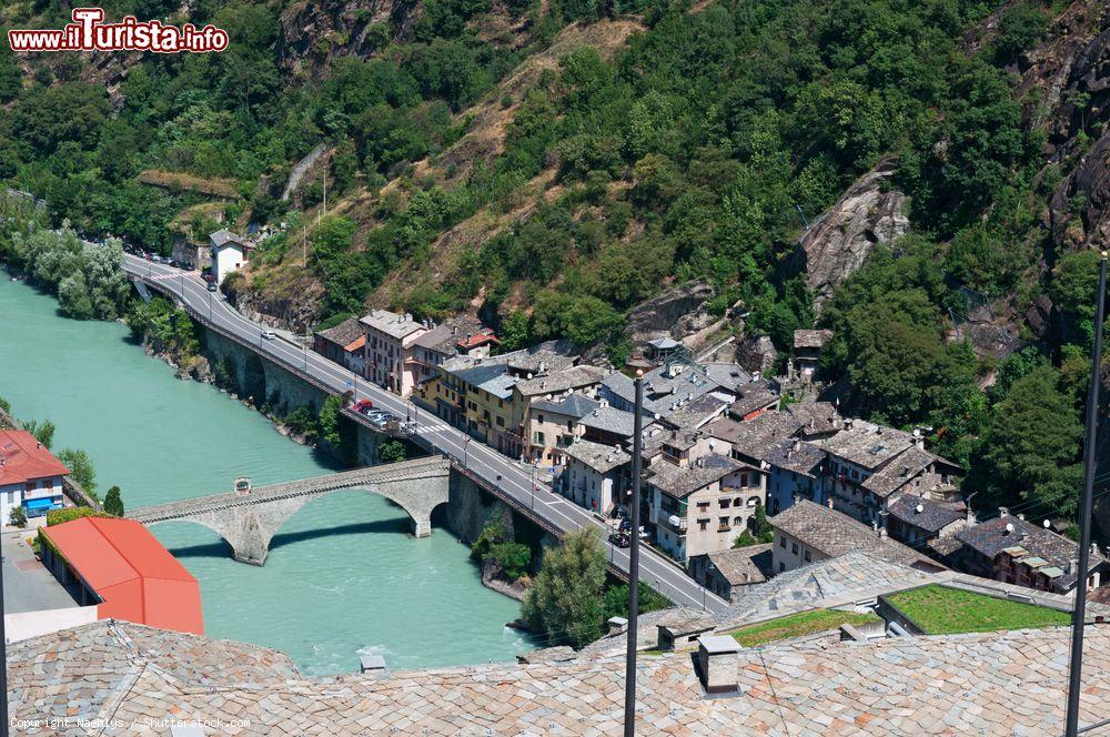 Immagine Il ponte che collega il borgo di Bard (a destra) con il villaggio di Hone (a sinistra) in Val d'Aosta. Il fiume attraversato è la Dora Baltea - © Naeblys / Shutterstock.com