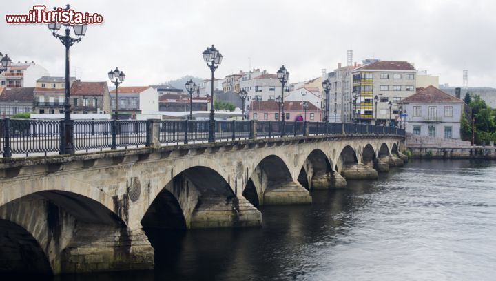 Immagine Il Ponte del Borgo a Pontevedra, Galizia, Spagna. E' uno dei simboli della città oltre che causa della sua stessa esistenza. E' rimasto in piedi sino al XII° secolo anche se in cattive condizioni tanto da doverne affiancare un altro. Formato da undici arcate, è stato costruito interamente in bugnato medievale. Oggi è passaggio obbligato per chi percorre il Cammino di Santiago.