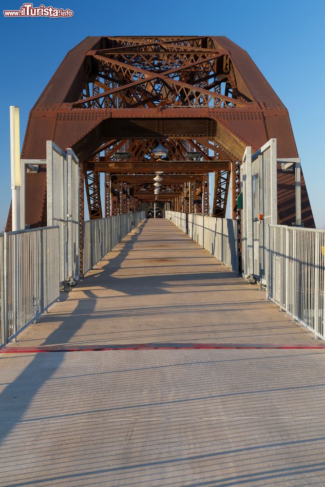 Immagine Il ponte del Clinton Presidential Park a Little Rock, Arkansas (USA). Si tratta di un ponte pedonale e ciclistico che collega Little Rock a North Little Rock attraversando il fiume Arkansas.