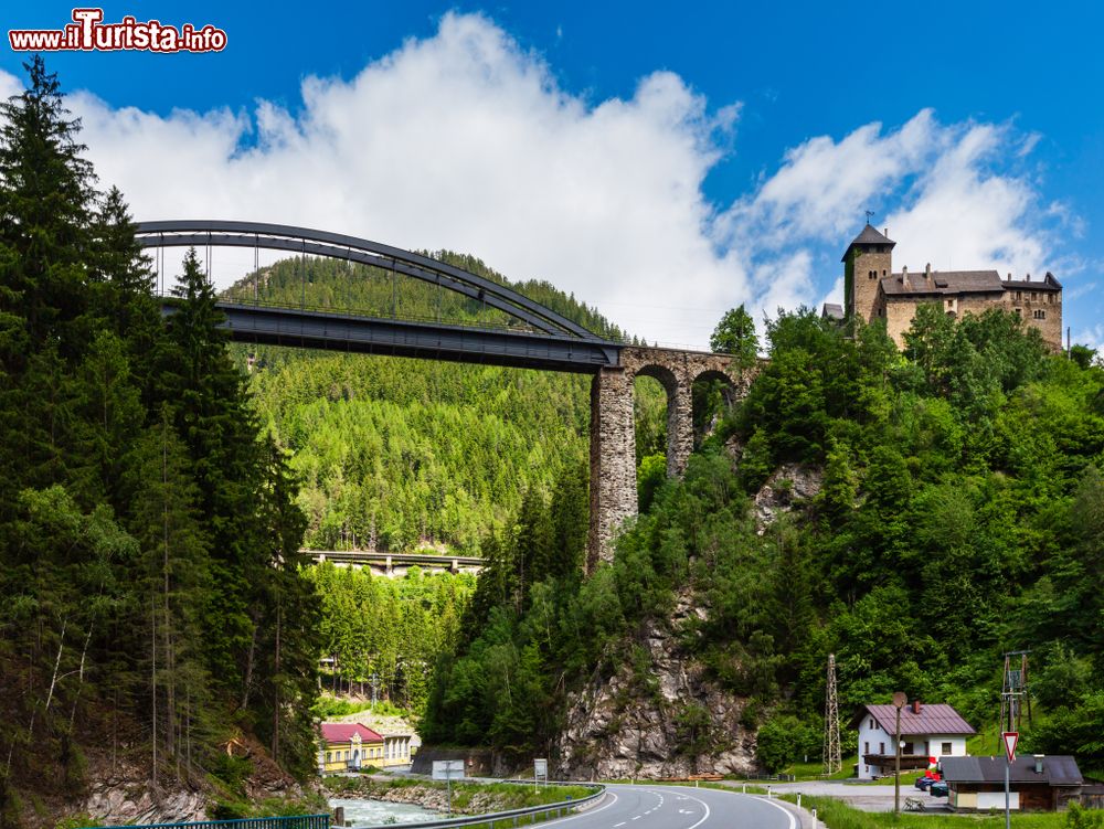 Immagine Il ponte della ferrovia Trisanna sull'omonimo fiume a Landeck, Austria. Sullo sfondo, il castello di Wiesberg.