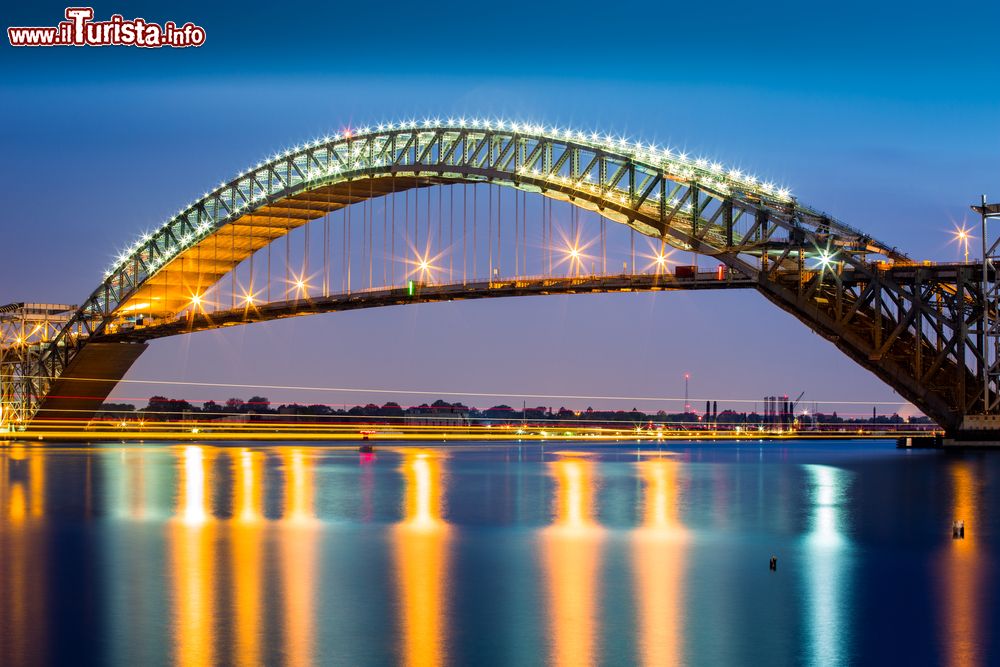 Immagine Il ponte di Bayonne illuminato al crepuscolo (Francia). E' uno dei ponti ad arco in acciaio più lunghi al mondo.