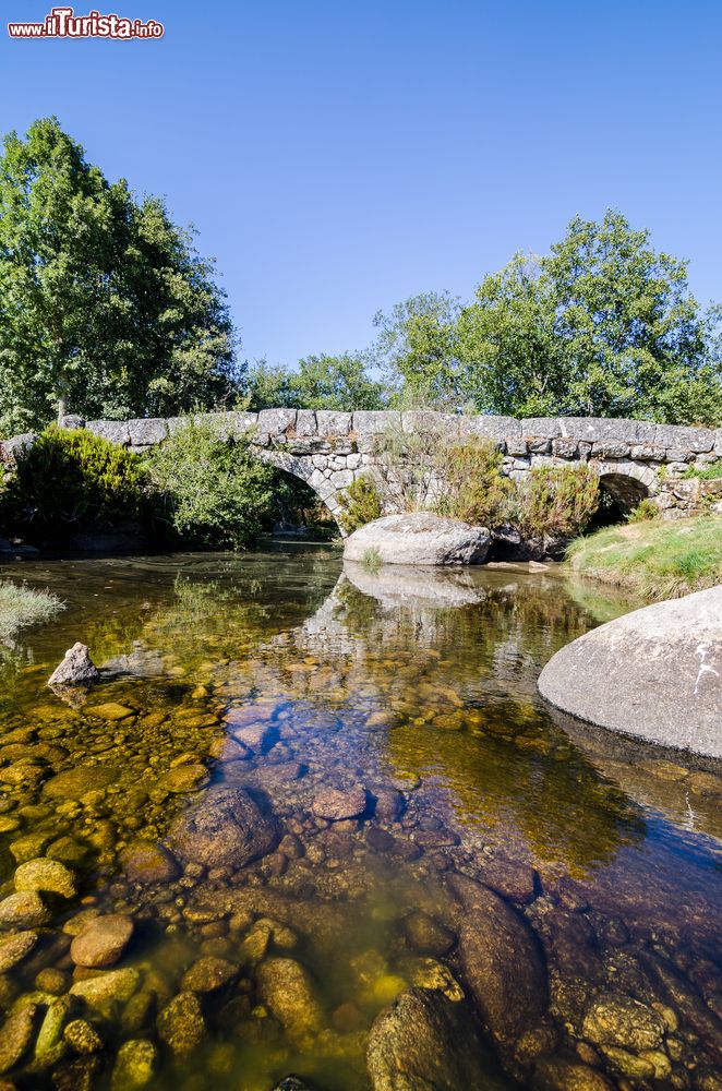 Immagine Il ponte di Panchorra a Resende, Portogallo. La piccola pieve di Panchorra, situata nel comune di Resende, ospita questa antica costruzione in pietra realizzata durante il Medioevo.