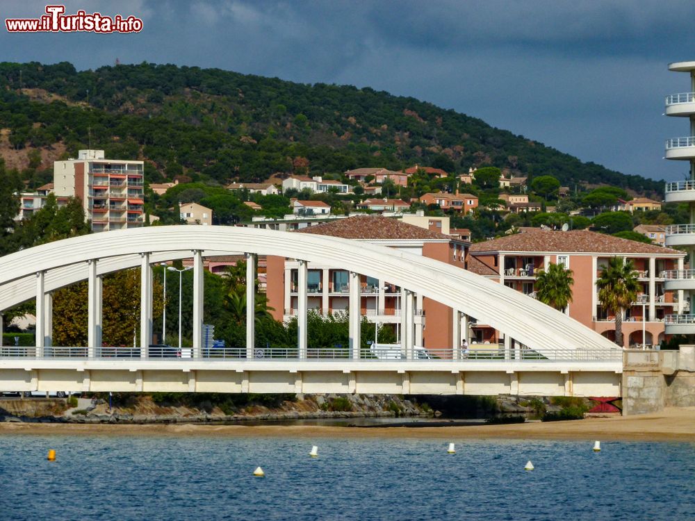 Immagine Il ponte di Préconil a Sainte-Maxime, Francia: costruito in cemento armato, collega le due parti della cittadina.