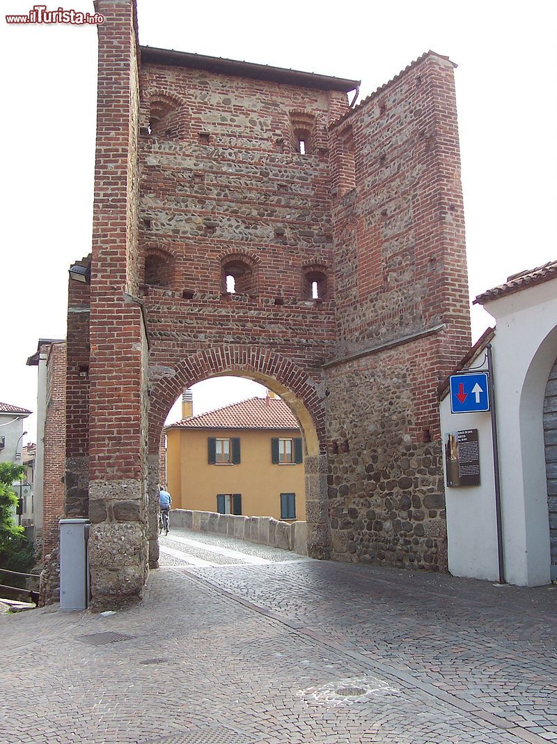 Immagine Il ponte di San Rocco a Vimercate, Lombardia. Costruito sui resti di un preesistente ponte romano del III° secolo, ha subito alcuni rimaneggiamenti nel XII° secolo assumendo l'aspetto attuale CC BY 2.5, Collegamento