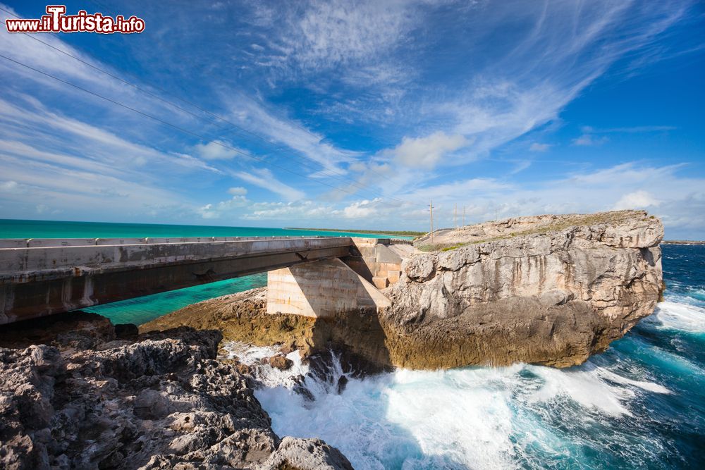 Immagine Il ponte di vetro sull'isola di Eleuthera, Bahamas. A nord dell'isola, un pittoresco ponte sovrasta da un lato la costa atlantica offrendo una veduta suggestiva sul blu dell'oceano mentre dall'altro lato si affaccia sul Mar dei Caraibi.