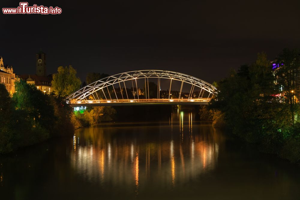 Immagine Il ponte in ferro sul fiume Regnitz a Bamberga by night, Germania.